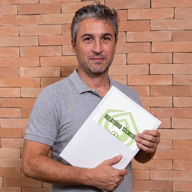 Prof. Dr. Thiago Spiri Ferreira, CEO da PureSafe, segurando um relatório técnico
